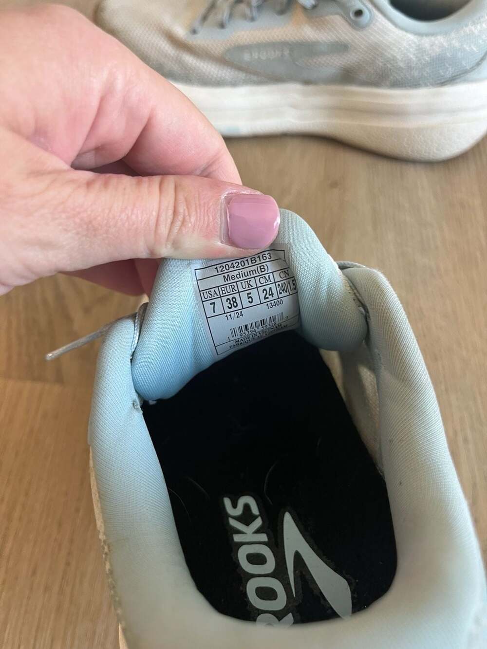 Brooks, Women's Ghost Max 2 Running/Walking Shoes, Baby Blue/White, Gum Sole, 7 - Picture 4 of 6
